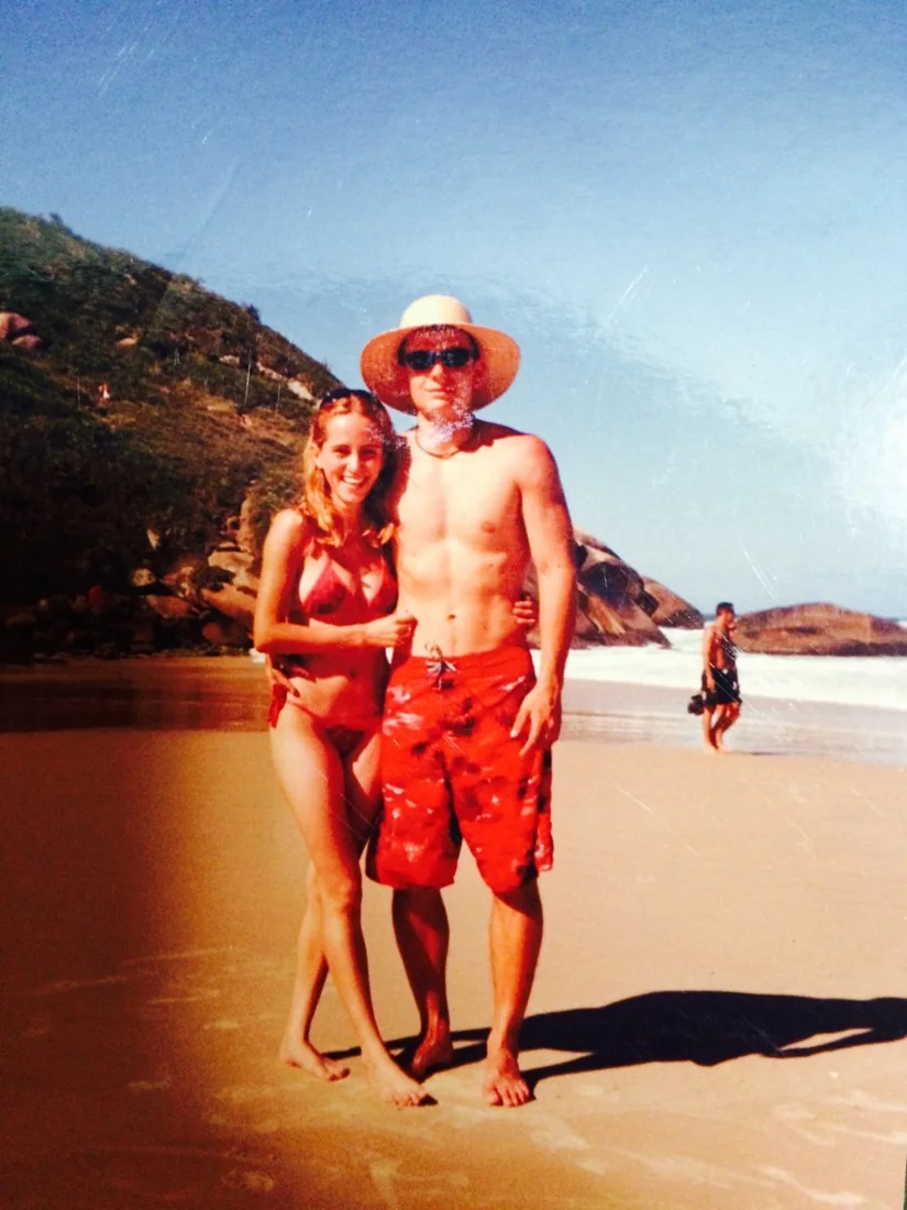 Bruna e Michel jovens, na praia